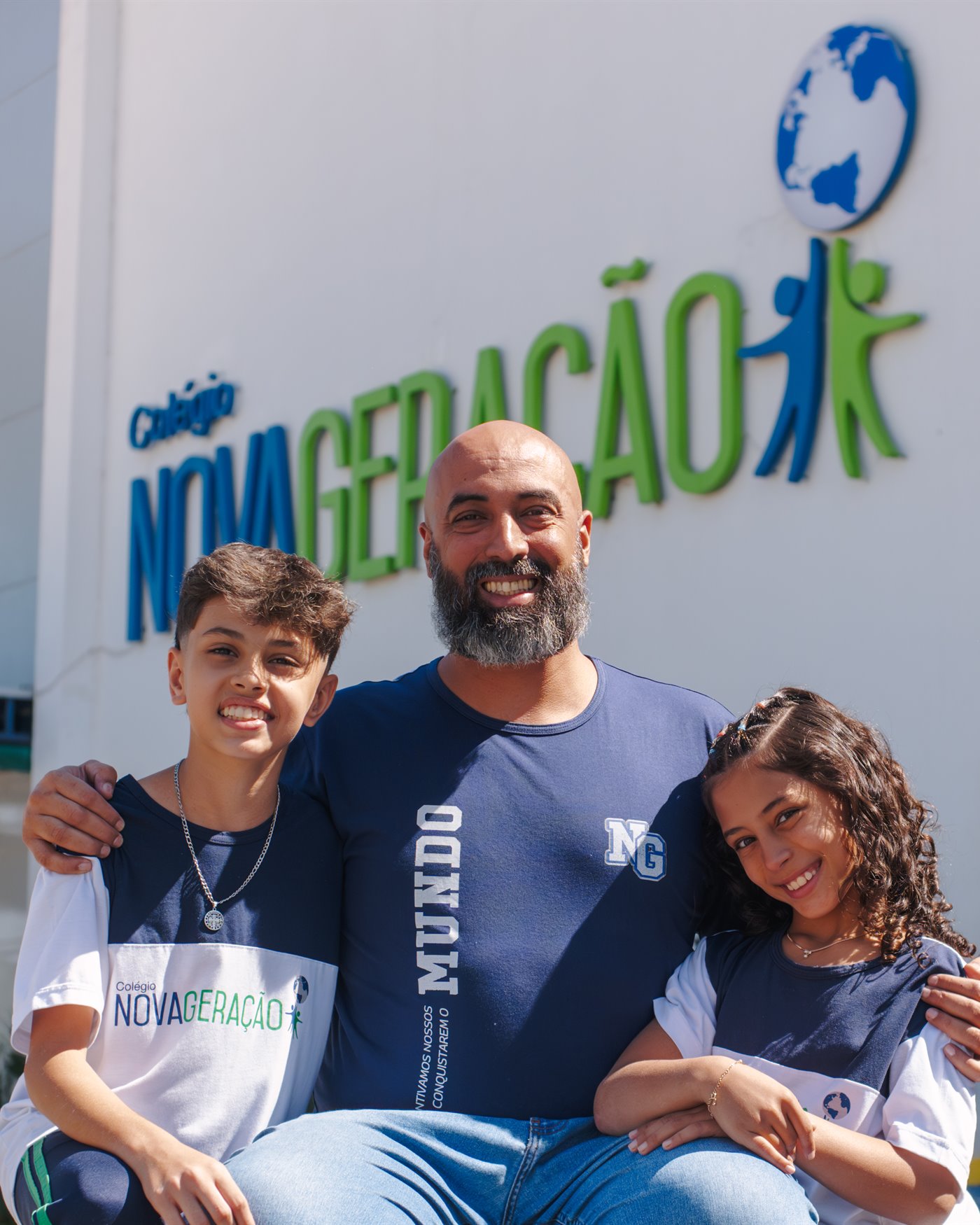 Professor e dois alunos uniformizados em frente à fachada do Colégio Nova Geração