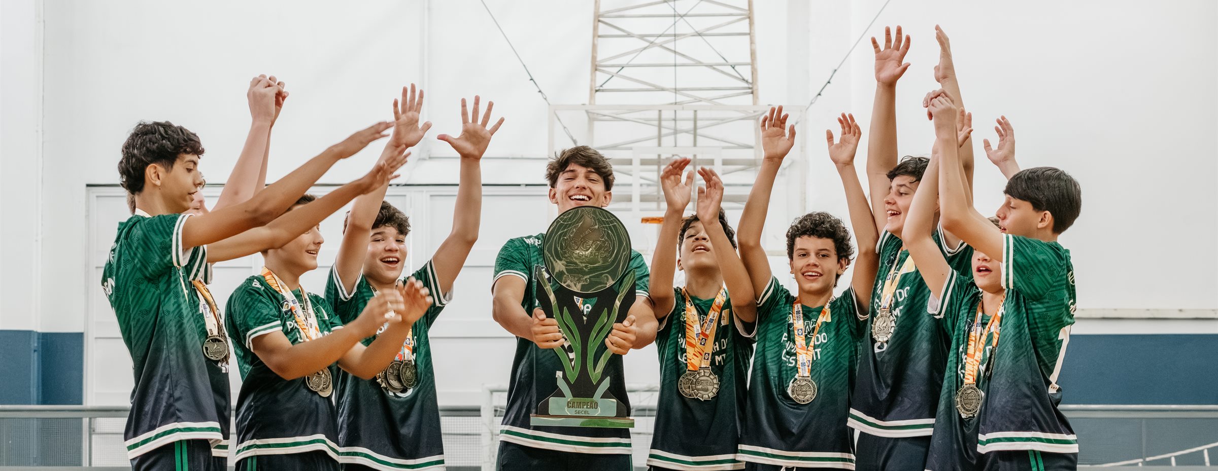 Equipe de vôlei masculino do Colégio Nova Geração, campeã estadual escolar